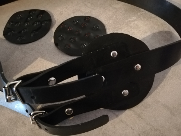 Latex Spike Pads + Brusthalter/Harness